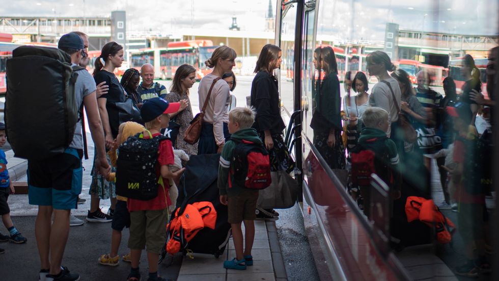 Trängsel bland resenärer vid Slussens bussterminal i centrala Stockholm, i slutet av juli. 