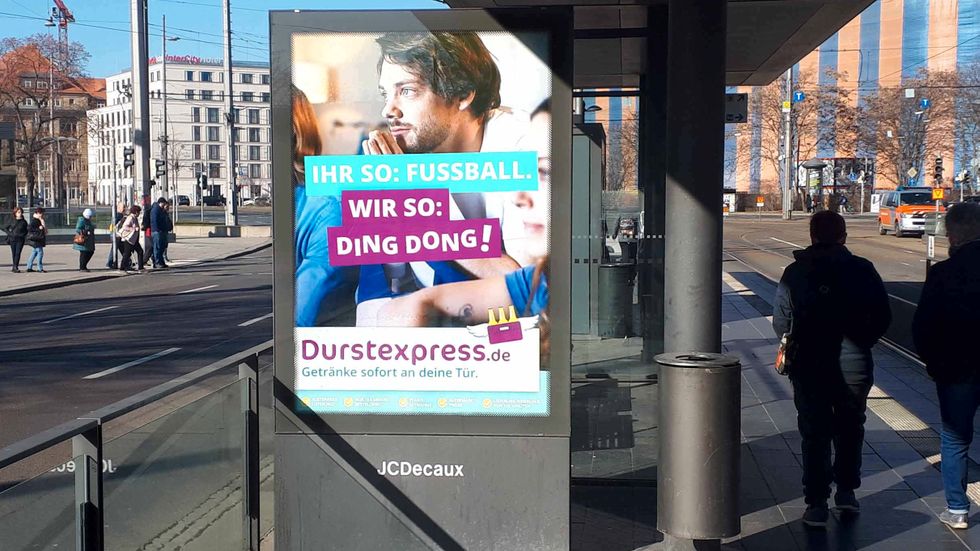 Reklam med den tyska citatmarkören ”so” i Leipzig.