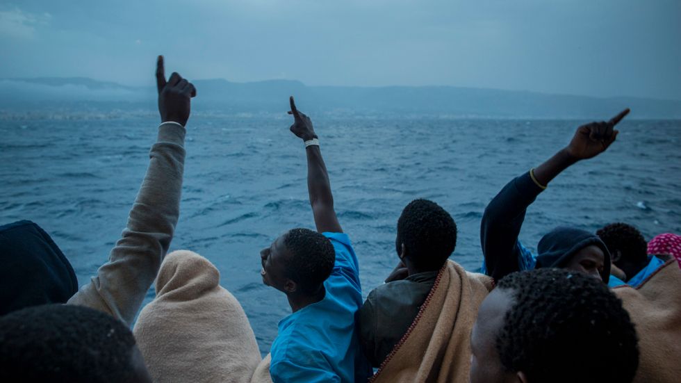 Migranter från Afrika firar ankomsten till Italien efter att ha räddats på Medelhavet. Arkivbild.