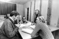 Regissören Ingmar Bergman tillsammans med skådespelarna Erland Josephson och Liv Ullmann (i förgrunden) och filmfotografen Sven Nykvist under genomgången av manuskriptet till tv-pjäsen "Scener ur ett äktenskap". Arkivbild.