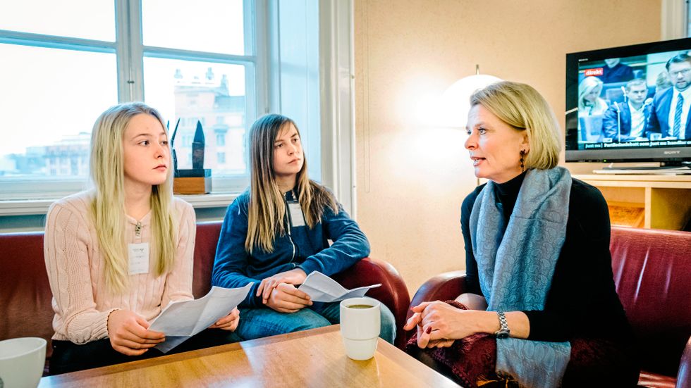 Juniorreportrarna Johanna, 12, och Samuel, 12, intervjuar äldre-, barn- och jämställdhetsminister Åsa Regnér.