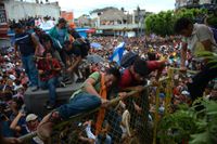 Migranter från Honduras stormar gränsen mot Mexiko.