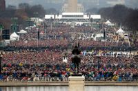 Enligt Donald Trump hade 1,5 miljoner människor sökt sig till The Mall i Washington DC för att bevittna hans installation. En siffra som senare visade sig vara överdriven.