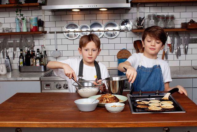 Winston, 9, och Alex, 9, testar att laga några semmelrecept tillsammans med kokboksförfattaren Johanna Westman.