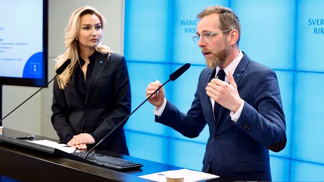 Kristdemokraternas partiledare Ebba Busch och partiets ekonomisk-politiske talesperson Jakob Forssmed vill ha en omfattande bidragsreform. 