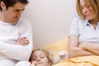 Ska barnen få sova i föräldrarnas säng eller inte? (Personerna på bilden är inte de som nämns i texten.)