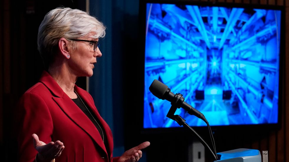 USA:s energiminister Jennifer Granholm presenterade kärnfysikernas genombrott vid en presskonferens tidigare i december.