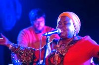 Siti Muharam för taarabmusiken vidare. Genren uppstod ur handeln med kryddor och slavar på Zanzibar – med texter ur koranen, östafrikansk polyrytmik och indiska melodier.