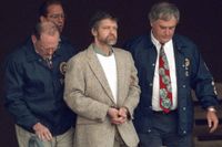 Theodore Kaczynski förs ut ur en domstolsbyggnad efter gripandet 1996. Arkivbild.