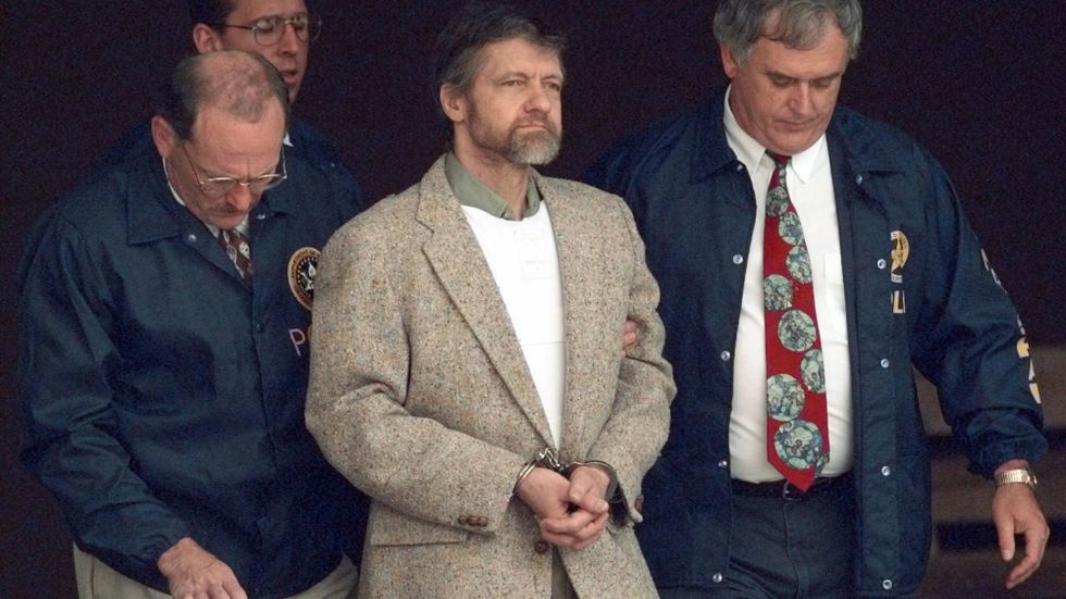Theodore Kaczynski förs ut ur en domstolsbyggnad efter gripandet 1996. Arkivbild.