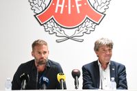 Krister Azelius, till höger, här vid presskonferensen i september 2019 när man presenterade Olof Mellberg som ny tränare. Arkivbild.