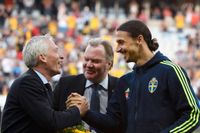 Svenska fotbollförbundets Håkan Sjöstrand och Karl-Erik Nilsson tillsammans med Zlatan Ibrahimovic.