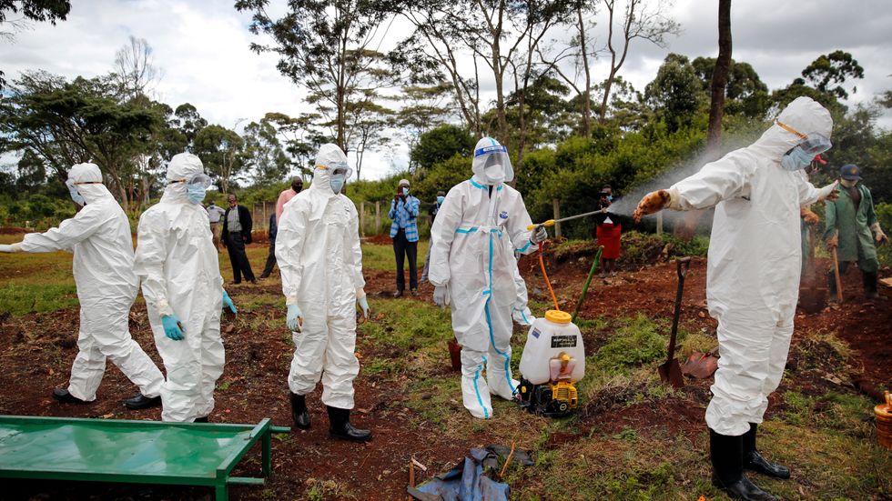 En grupp som begraver offer för coronaviruset desinfecerar sig själva i Nairopi.