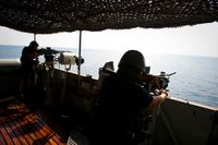 Personalen övar närförsvaret ombord på HMS Carlskrona.