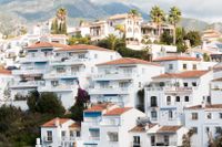 Nerja på spanska solkusten kallas Europas balkong mot Afrika. Orten i regionen Málaga är en av de populära turistorter där svenskar köper bostäder.