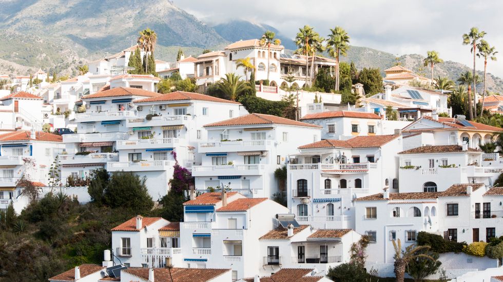 Nerja på spanska solkusten kallas Europas balkong mot Afrika. Orten i regionen Málaga är en av de populära turistorter där svenskar köper bostäder.