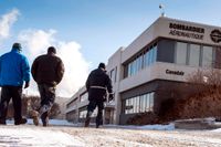 Anställda anländer till Bombardiers fabrik i kanadensiska Montreal. Arkivbild.