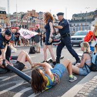 Klimataktivister blockerar trafiken i centrala Stockholm.