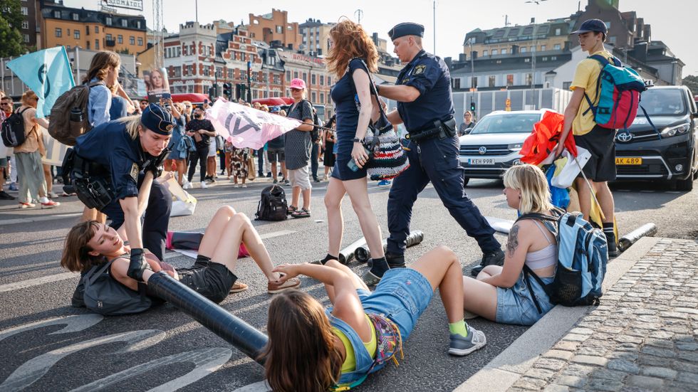 Klimataktivister blockerar trafiken i centrala Stockholm.