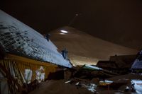 Förstörda hus i Longyearbyen på Svalbard efter lavinen på lördagen.