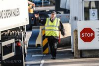 En lastbilschaufför lämnar över handlingar vid en kontroll i hamnen i Larne, norr om Nordirlands huvudstad Belfast.