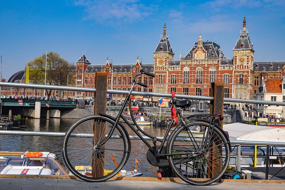 Förslag: Låt maken följa med till Amsterdam och åk sedan vidare själva.