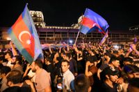 Trots covidrestriktioner anslöt många till demonstrationerna i Baku på tisdagskvällen.
