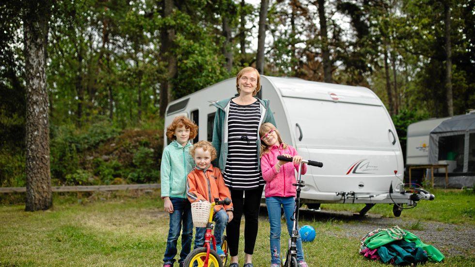 Julia Fischer, med barnen Finn, Lotta och Lilli har åkt med husvagnen till Stockholm från Rheinland-Pfalz i Tyskland. Barnen gillar badsjön nära campingen och Julia njuter av naturen.