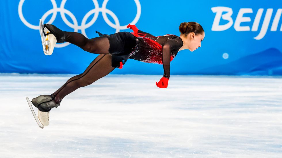 Kamila Valieva brast ut i gråt efter att ha fallit flera gånger under det fria programmet i OS. Ryskan slutade fyra i finalen.