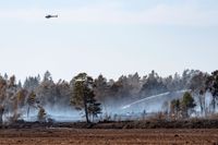 En spaningshelikopter över brandområdet utanför Hästveda.