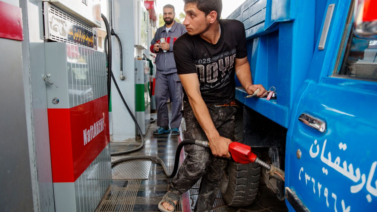 En man fyller på sin bil vid en bensinmack. Priset på diesel är cirka 0,1 US Dollar per liter, bara Venezuela är billigare.