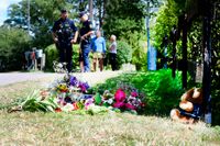 Två personer omkom när en familj på cykel blev påkörda i Färjestaden på onsdagen. Poliserna Karl Ljungkvist och Ulrika Mederin är på plats dagen efter.