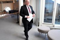 Försvarsminister Peter Hultqvist (S) anländer till plenisalen där riksdagen beslutar om svenskt militärt stöd till Ukraina.