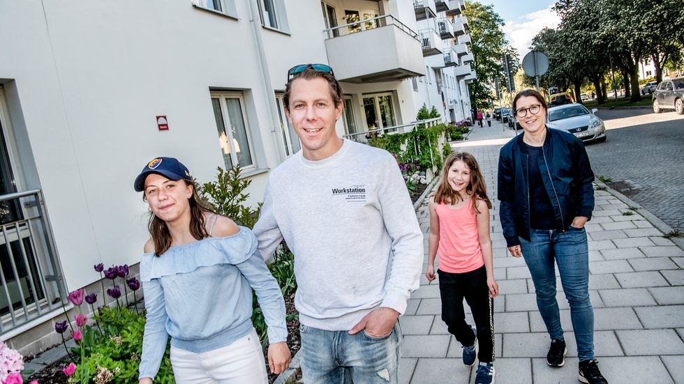 Familjen Elmqvist sålde småhuset och flyttade till lägenhet för att slippa pendla. Från vänster Matilda, pappa David, Kajsa och  mamma Johanna. 
