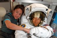 Christina Koch till höger och svenska Jessica Meir till vänster på den internationella rymdstationen ISS.