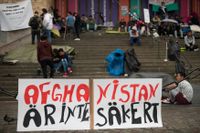 Ensamkommande asylsökande och nätverket Ung i Sverige manifesterar på Medborgarplatsen för att stoppa utvisningarna till Afghanistan.