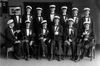 En grupp festklädda studenter, 1918.