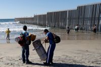 Gränsstaketet fortsätter ut i havet på stranden mellan Tijuana, Mexiko, och San Diego, USA.