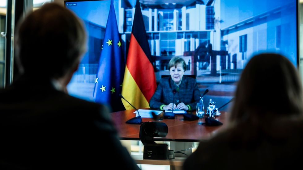 Förbundskansler Angela Merkel på videolänk under ett digitalt miljömöte. 