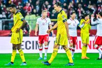Sveriges Alexander Isak och Zlatan Ibrahimovic deppar efter tisdagens playoff-final.