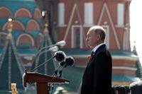 Vladimir Putin håller tal under segerdagsparaden den 24 juni 2020