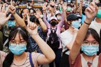 Tusentals Hongkongbor har gått ut på gatorna på onsdagen för att protestera mot den nya säkerhetslagen.