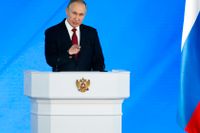 Vladimir Putin sitter kvar som president när den ryska regeringen har avgått.