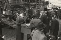 600 judar på väg till Sydamerika från Malmö. Passkontrollanten Applgren kollar passen 1947.