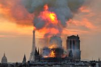 Katedralen Notre-Dame brann, och romanen "Ringaren i Notre Dame" seglade upp på försäljningslistans topp på franska Amazon.