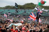 Lewis Hamilton firades efter segern på Silverstone i fjol. I år ska F1-loppet köras där utan publik.