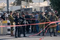 Israeliska säkerhetsstyrkor vid den militärinrättning där en palestinsk man på fredagen sköts till döds efter att han knivattackerat en israeliska soldat.