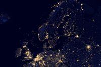 Organismer, städer och företag är alla uppbyggda av nätverksstrukturer. Satellitbild över ett nattligt Nordeuropa.