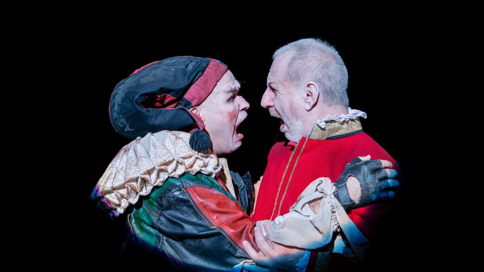 Lasse Beischer och Michalis Koutsogiannakis som narren och kung Lear.