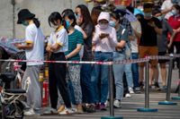 Människor i Peking köade i fredags för att testa sig för covid-19 sedan staden infört omfattande masstestningar efter ett klusterutbrott.